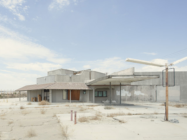 Gas Station, North Indian Canyon Drive, California - Iñaki Bergera 