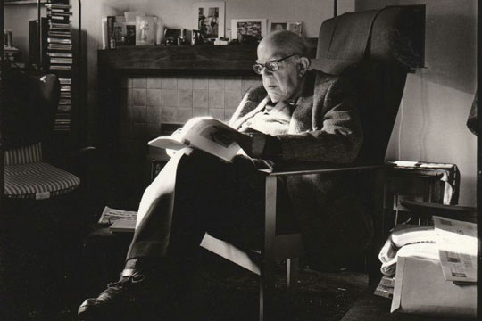Ernst Gombrich in the sitting room at 19 Briardale Gardens © Pino Guidolotti. Image courtesy of English Heritage