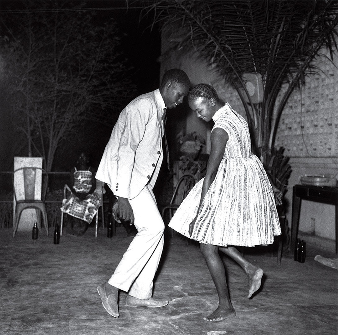 Nuit de Noël (Happy Club) (‘Christmas Eve, Happy Club’), 1963, by Malick Sidibé. As featured in African Artists