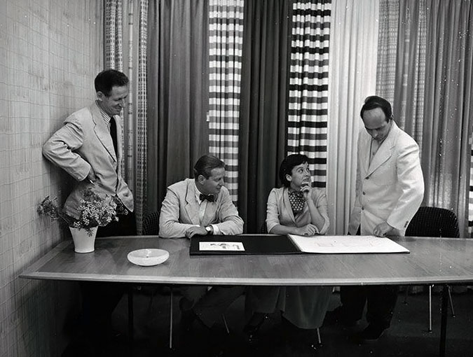 From left to right: Herbert Matter, Hans Knoll, Florence Knoll, and Harry Bertoia, early 1950s. Image courtesy of Knoll, Inc. As reproduced in Bertoia: The Metal Worker