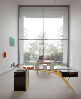 OKOLO Mollino is showcased on Mollino's Carvour table in the 3DH showroom, Prague