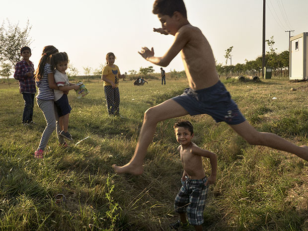 Syrian families, mostly from Aleppo, are placed in a refugee camp in Vasariste near the Serbian- Hungarian border. After a day to recover, they will walk and attempt to cross the Serbian-Hungarian border. The migrants, mostly from the Middle East but also from as far as Afghanistan, are aiming to get to Serbia, the last country that stands between them and a European Union member state, Hungary. SERBIA. Vasariste. August 12, 2015 © Jerome Sessini / Magnum Photos