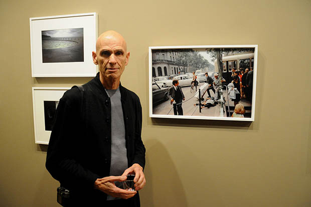 Joel Meyerowitz beside an image shot by him in Paris, in 1967 - photograph by Jill Gewirtz