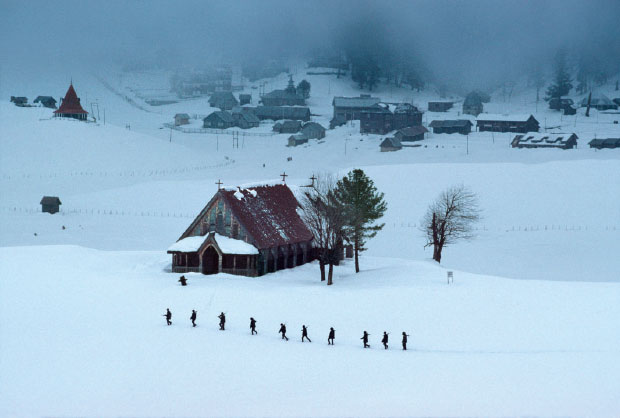 Gulmarg, Kashmir (1999) by Steve McCurry. From Steve McCurry: India
