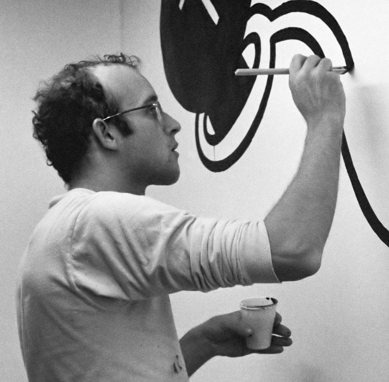 Keith Haring painting in 1986. Image courtesy of Wikipedia