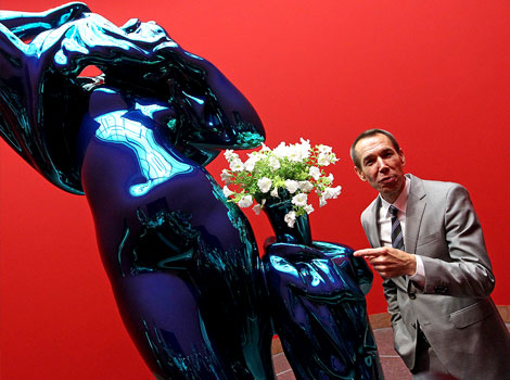 Jeff Koons with his Metallic Venus (2010)