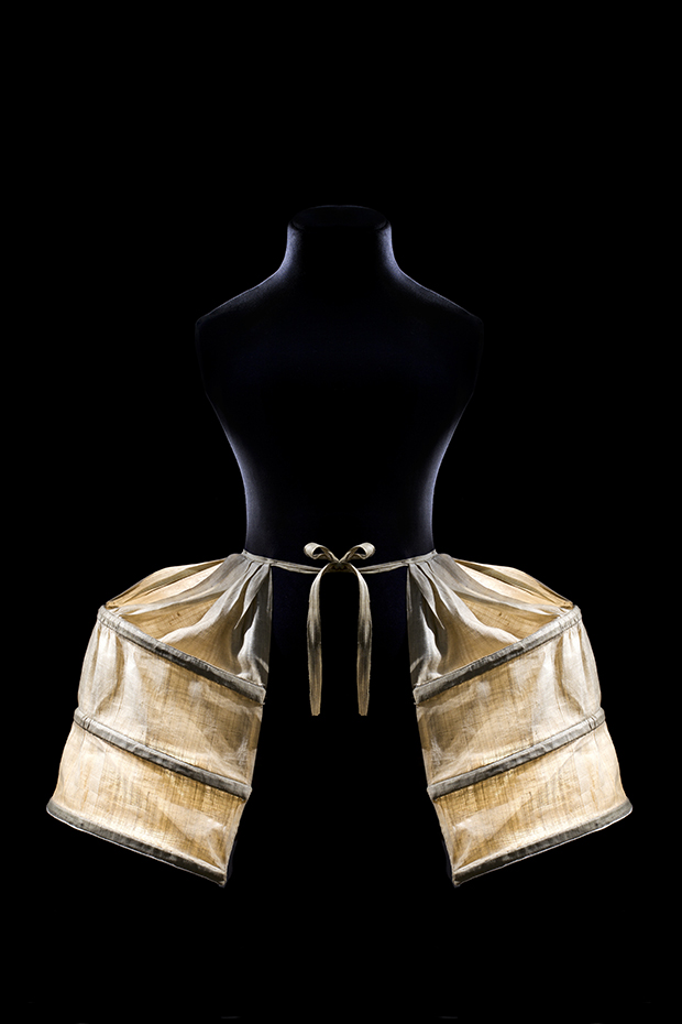 Double panniers with pockets. France, 1775–80. Linen, whalebone (?). Les Arts Décoratifs, collection Mode et Textile, don Madame M. Pastre. Photography by Patricia Canino