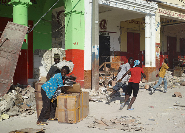 Luc Delahaye, selected from a body of work (Les Pillards, Port-au-Prince, Haiti, January 17, 2010)