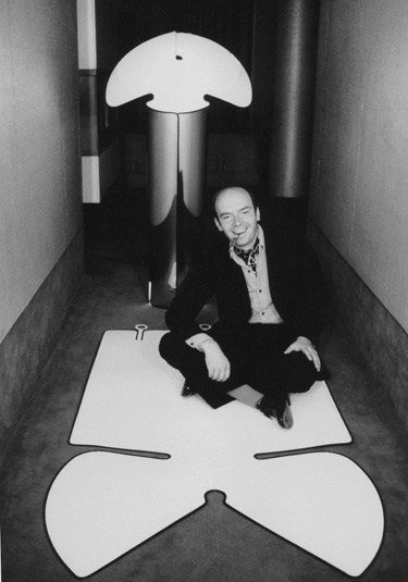Mario Bellini with his Chiara lamp, 1972. Image courtesy of Mario Bellini Architects