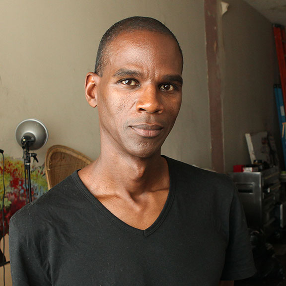 Mark Bradford photographed by Camilo José Vergara. Image courtesy of John D. & Catherine T. MacArthur Foundation