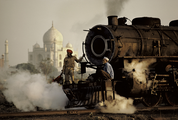 Agra, Uttar Pradesh 1983 Steam engine passes in front of the Taj Mahal - Steve McCurry
