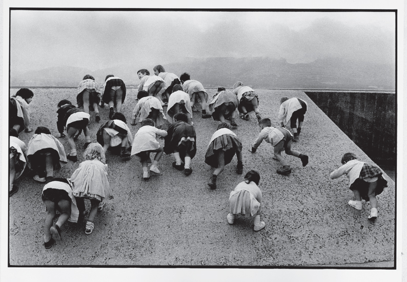 René Burri, Children playing at Unité d'Habitation (1959) Marseille