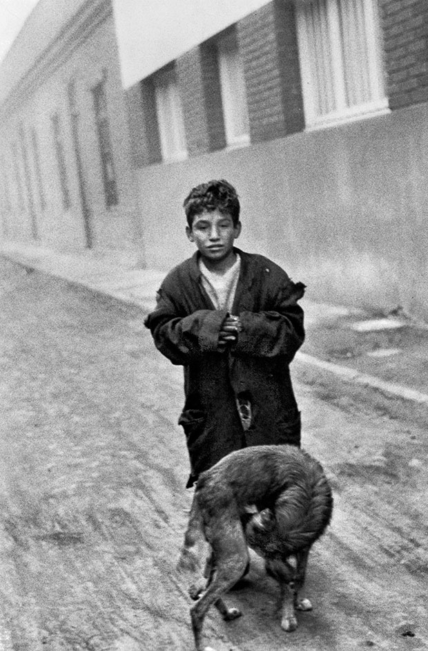 Santiago, Chile, 1957 by Sergio Larrain. © Sergio Larrain/Magnum Photos. From David Hurn’s Swaps