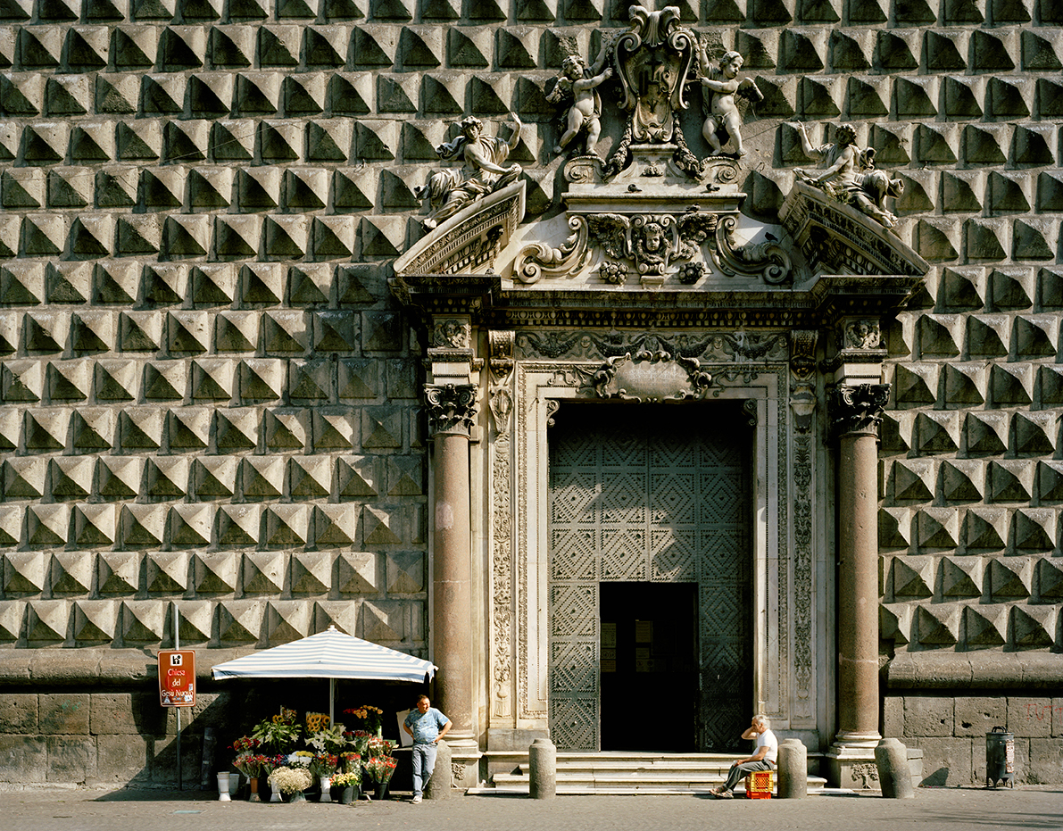 © Mark Power/Magnum Photos ITALY. Naples. Gesu Nuovo square. 2011