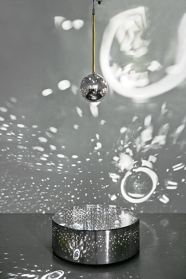 Otto Piene, Light Ballet (Light Satellite) (top) and Light Ballet (Light Drum), 1969 Chrome, glass, and light bulbs, sphere diameter: 38 cm; drum height: 45.7 cm, diameter: 124.5 cm Moeller Fine Art, New York © Otto Piene Photo: Courtesy Moeller Fine Art, New York