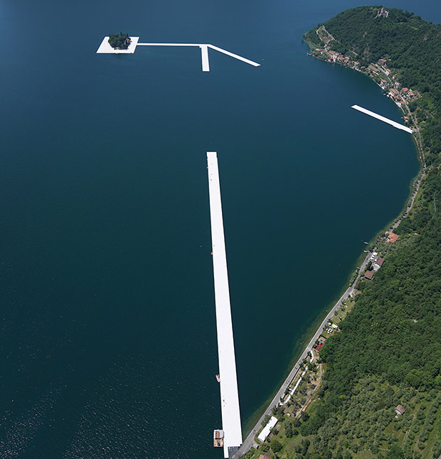 One by one, workers install the 100 by 16 meter sections to connect the island of San Paolo with the island of Monte Isola, May 2016 Photo: Wolfgang Volz