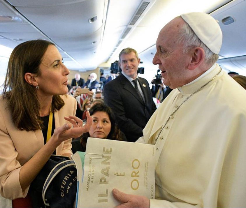 Pope Francis with Il Pane è Oro, the Italian language version of Bread is Gold. Image courtesy of Massimo Bottura's Instagram