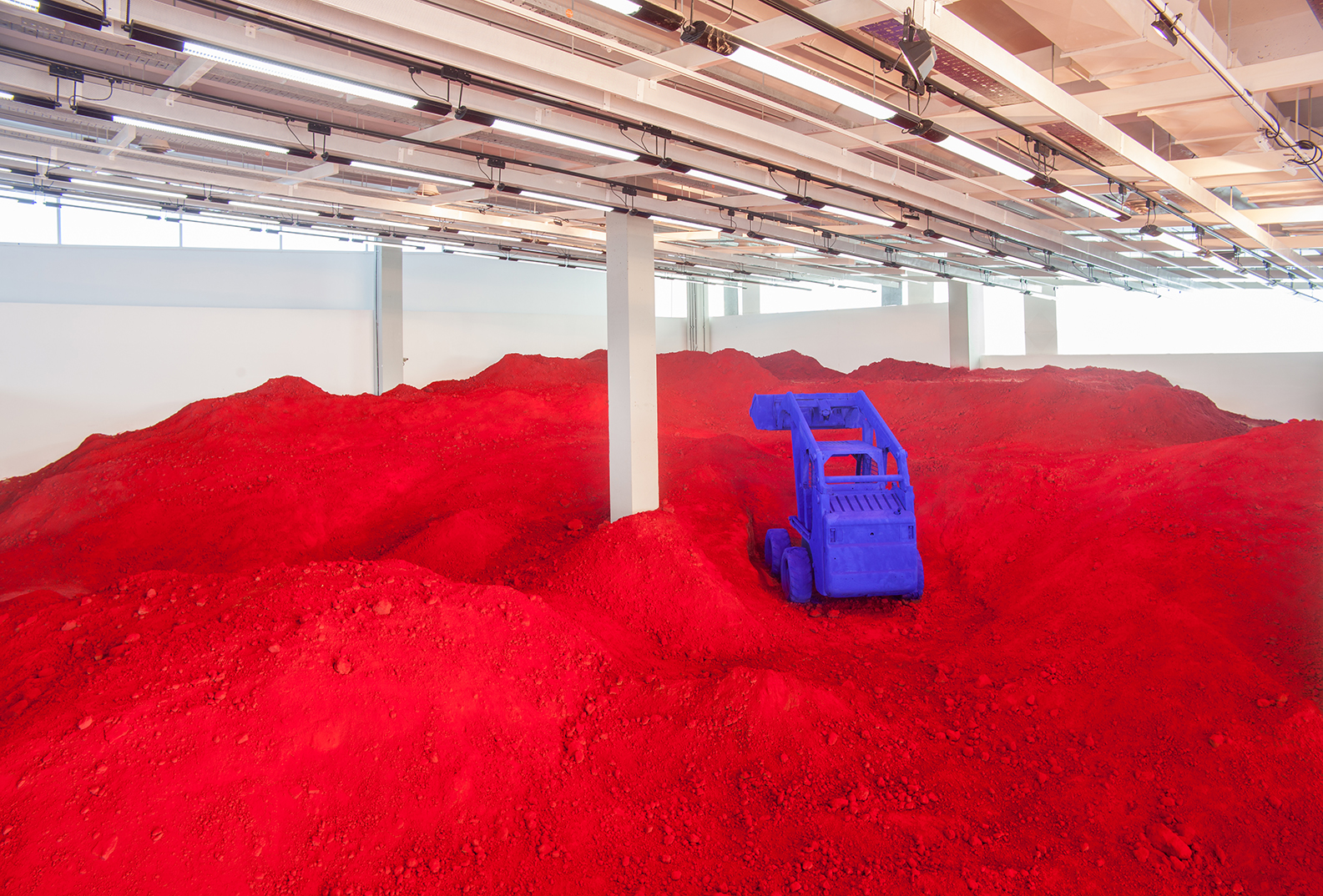 Anish Kapoor beside Destierro (2017). Image courtesy of Parque de la Memoria