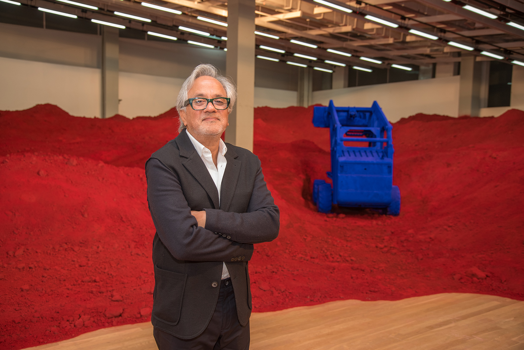 Anish Kapoor beside Destierro (2017). Image courtesy of Parque de la Memoria