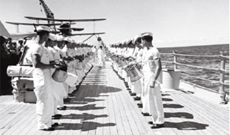 US sailors in t-shirts and bell bottoms, 1940