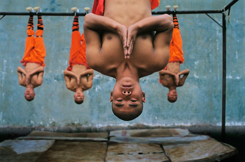 Steve McCurry Shaolin monks training (2004), Zhengzhou, China