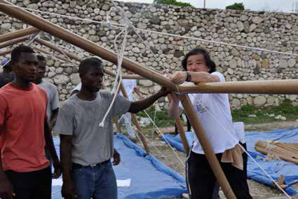 Shigeru Ban building shelters in Haiti, 2010