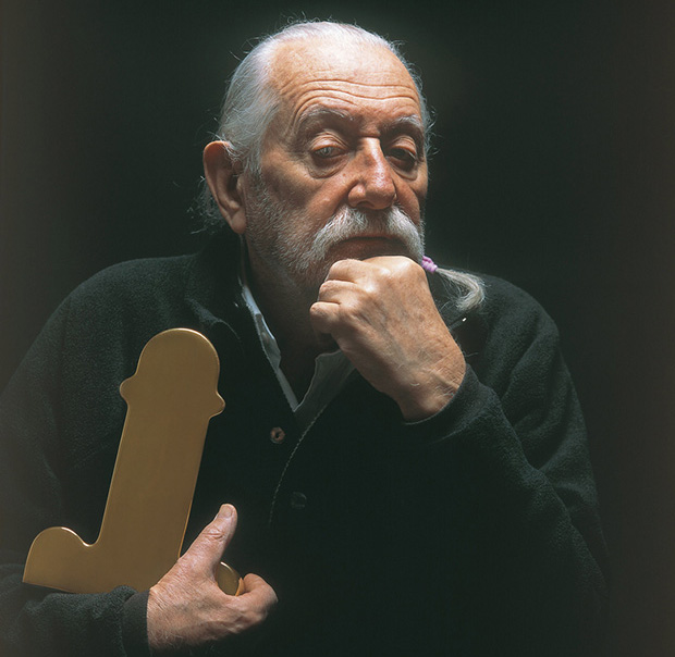 Sottsass with his Shiva Vase, 2005