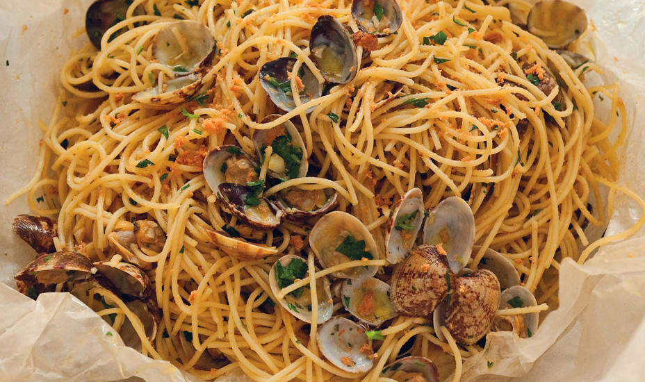 Spaghetti parcel with clams and bottarga
