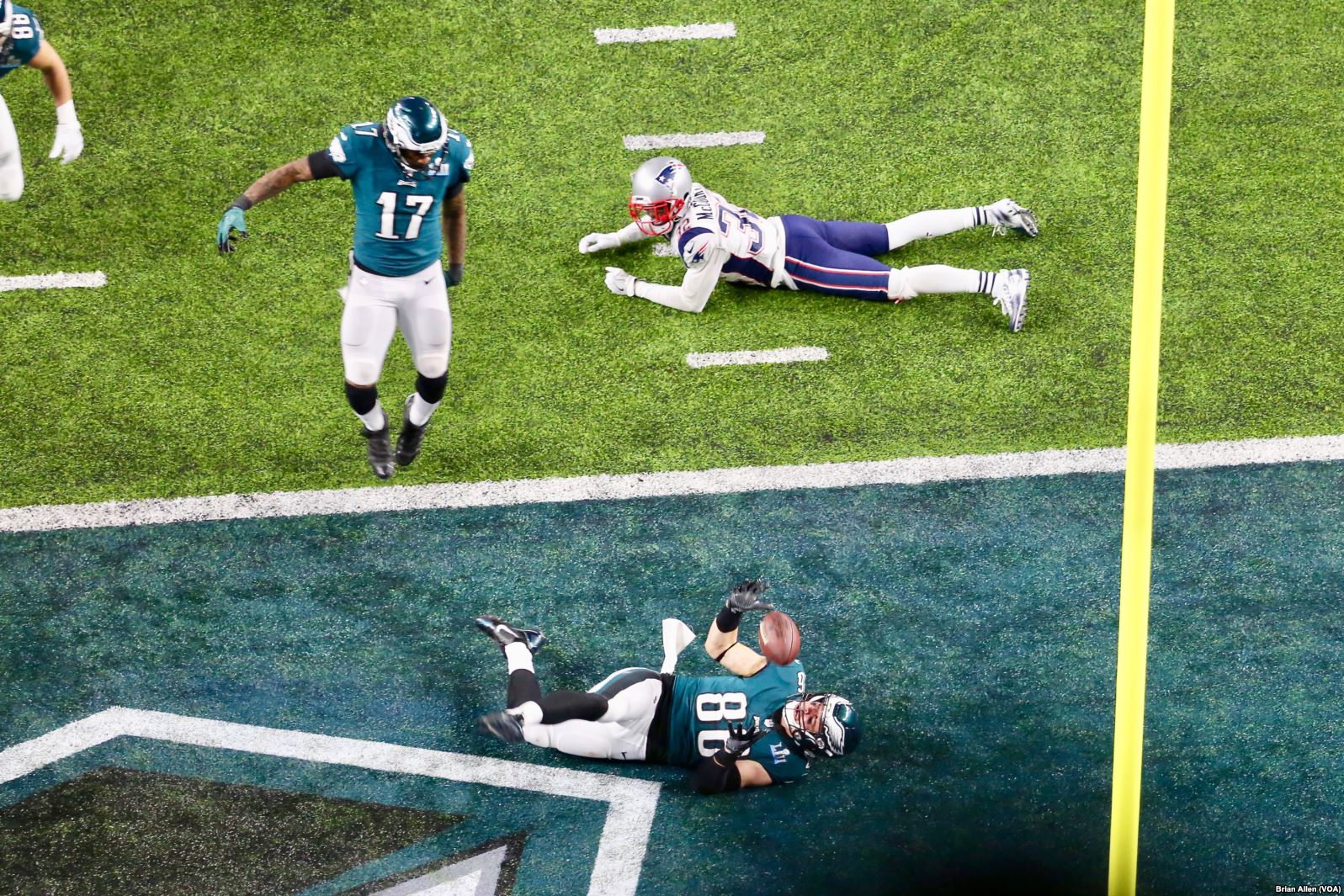 Zach Ertz (centre) of the Philadelphia Eagles after scoring the game-winning touchdown in Super Bowl LII (Brian Allen/VOA)