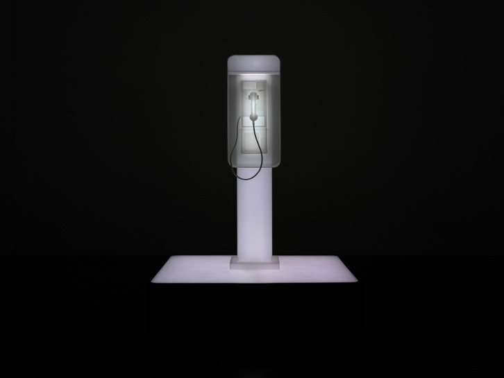 Doug Aitken, twilight, 2014, cast resin, acrylic, responsive LEDs, 71 3?4 × 54 1?4 × 54 1?4 in. (182.2 × 137.8 × 137.8 cm), photo by Max Schwartz
