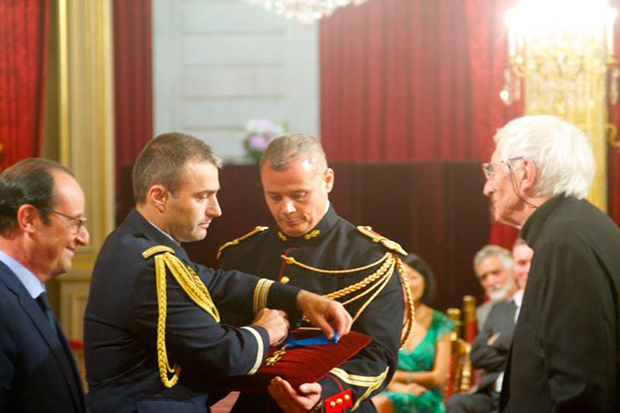 Tomi Ungerer receiving his Ordre National du Mérite medal