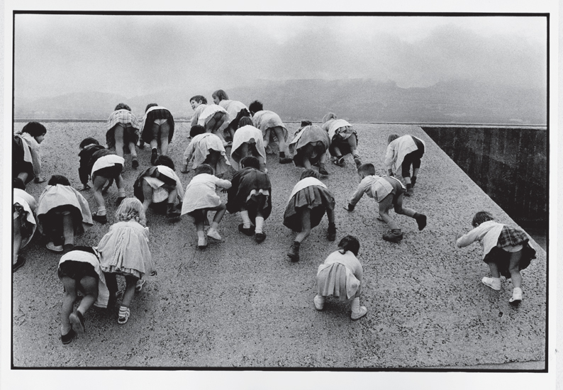 Children playing at the Cité Radieuse (1959) Marseille, by René Burri