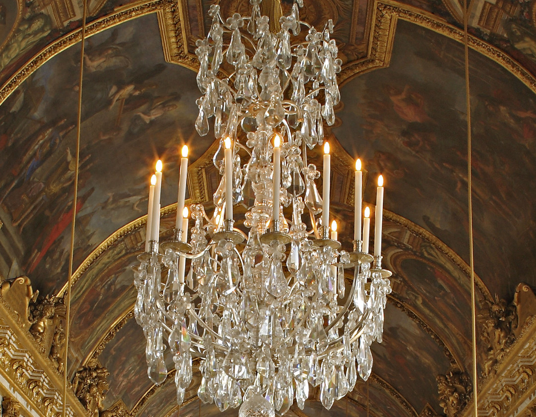 A more detailed look at Galerie des Glaces' ceiling