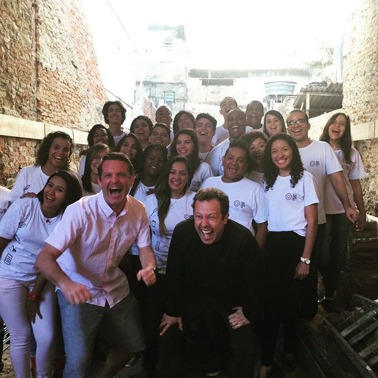 Brazilian artist Vik Muniz with the Refettorio Rio team, 2016