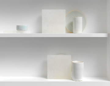 Edmund de Waal, white sail (detail), 2016, 27 porcelain vessels with gilding, porcelain shards, 3 silver pieces, 7 tin boxes and 13 alabaster marble blocks in an aluminium, wood and plexiglass vitrine, 66 15/6 × 43 5/16 × 5 5/16 inches (170 × 110 × 13.5 cm) © Edmund de Waal. Photo by Mike Bruce
